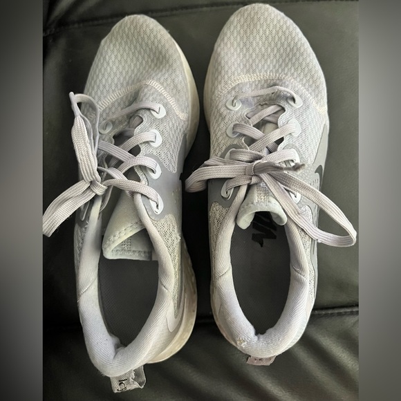 Nike: Gray Women’s Athletic Shoes: Size 11 - Picture 6 of 9